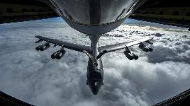 В 1949г. американский B-50 совершил первый в мире беспосадочный кругосветный перелет с 3 дозаправками в воздухе. Полет занял 94 часа.