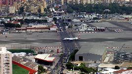 Взлетно-посадочную полосу пересекает действующая автомобильная дорога, которую перекрывают пешеходам и автомобилям при взлете/посадке.