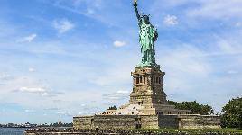 США, Нью-Йорк. Это французский подарок США к 100-летию Декларации Независимости США. 7 лучей на короне - это символ 7 морей и 7 континентов.