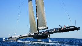 Гоночный тримаран, построен BMW Oracle Racing для участия в 33-м розыгрыше кубка «Америки». Почти весь корпус выполнен из углепластика.