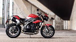 Главный конкурент BMW S 1000 R. 3х-цилиндровый резвый двигатель объемом ровно 1050 куб.см. и мощностью 138 л.с.